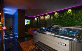 L escale VRAI Jacuzzi 130 jets, Sauna, lit king size, écran géant, NETFLIX